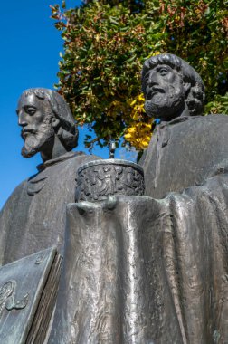Nitra 'da Aziz Cyril ve Methodius' un bronz heykeli. Slovakya.