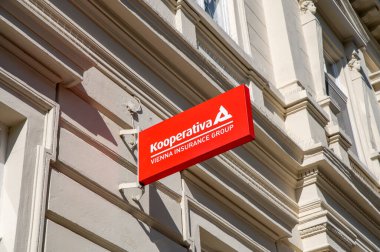 Nitra, Slovakya - 22 Eylül 2024: Kooperativa Viyana Sigorta Grubu AG Wiener Versicherung Gruppe (VIG) şube logosu.