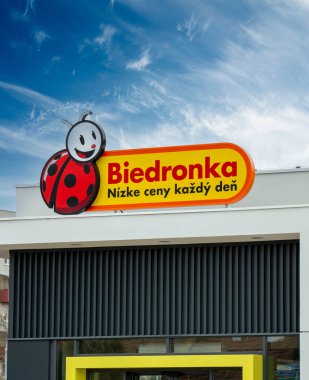 Nove Zamky, Slovakya - 2 Nisan 2025: Biedronka süpermarket işareti. Biedronka, Polonya 'nın en büyük indirim mağaza zinciri..