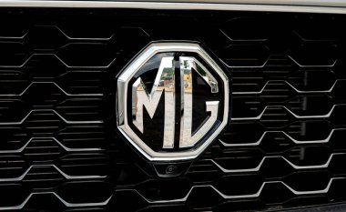 Banska Stiavnica, Slovakya - 28 Temmuz 2024: Bir arabanın kaputunda MG damgası. Modern bir MG araba. MG logo ayrıntısı.