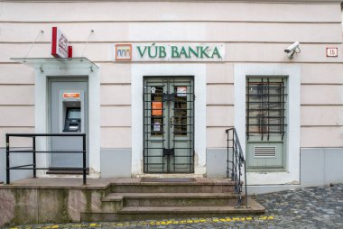 Banska Stiavnica, Slovakya - 28 Temmuz 2024: VUB bankası Intesa Sanpaolo grubunun bir parçasıdır. Vseobecna uverova bankasının Nova Bana şubesi. Slovakya.