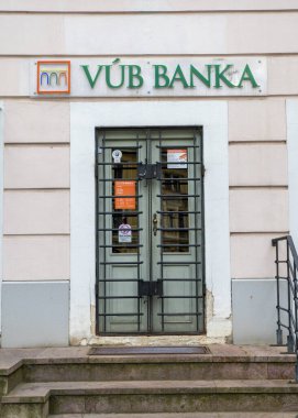 Banska Stiavnica, Slovakya - 28 Temmuz 2024: VUB bankası Intesa Sanpaolo grubunun bir parçasıdır. Vseobecna uverova bankasının Nova Bana şubesi. Slovakya.