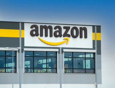 Sered, Slovakya - 14 Nisan 2025: Amazon Dağıtım Merkezi. Sered 'deki Amazon lojistik merkezi. Slovakya.