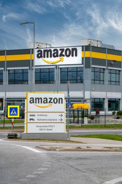 Sered, Slovakya - 14 Nisan 2025: Amazon Dağıtım Merkezi. Sered 'deki Amazon lojistik merkezi. Slovakya.