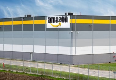 Sered, Slovakya - 14 Nisan 2025: Amazon Dağıtım Merkezi. Sered 'deki Amazon lojistik merkezi. Slovakya.