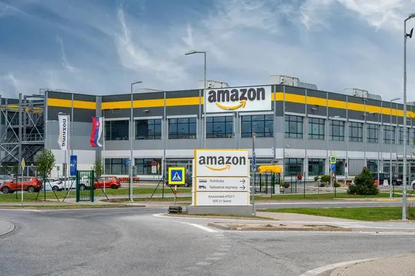 Sered, Slovakya - 14 Nisan 2025: Amazon Dağıtım Merkezi. Sered 'deki Amazon lojistik merkezi. Slovakya.