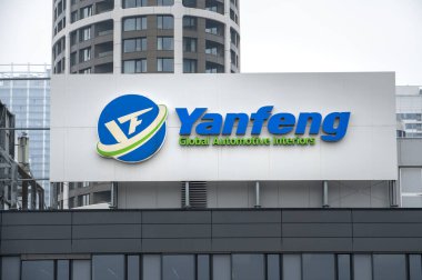 Bratislava, Slovakya - 15 Nisan 2025: Yanfeng markasının amblemi. YanFeng, Çin 'in küresel otomotiv şirketinde dünya lideridir..