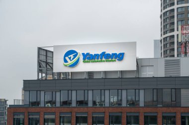 Bratislava, Slovakya - 15 Nisan 2025: Yanfeng markasının amblemi. YanFeng, Çin 'in küresel otomotiv şirketinde dünya lideridir..