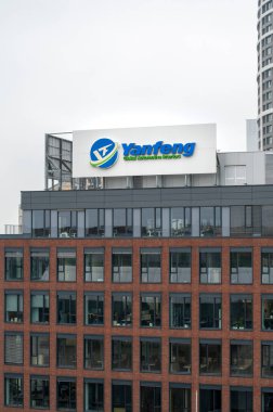 Bratislava, Slovakya - 15 Nisan 2025: Yanfeng markasının amblemi. YanFeng, Çin 'in küresel otomotiv şirketinde dünya lideridir..