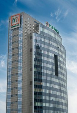 Bratislava, Slovakya - 15 Nisan 2025 Bina üzerinde VUB bankası işareti. VUB, Intesa Sanpaolo grubunun bir parçasıdır. Vseobecna uverova banka logosu.
