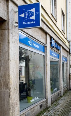 Nitra, Slovakya - 24 Şubat 2024: Fio Bankası Nitra şubesi. Fio banka modern bir Çek finans kurumudur..