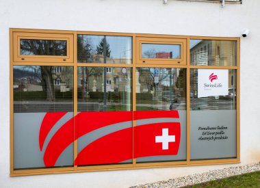 Nitra, Slovakya - 24 Şubat 2024: Nitra 'da İsviçre Hayat Seçme kolu. Swiss Life Select, sigorta, yatırım ve gayrimenkul alanlarında danışmanlık sunan bir mali danışmanlık şirketidir..