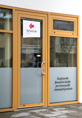 Nitra, Slovakya - 24 Şubat 2024: Nitra 'da İsviçre Hayat Seçme kolu. Swiss Life Select, sigorta, yatırım ve gayrimenkul alanlarında danışmanlık sunan bir mali danışmanlık şirketidir..