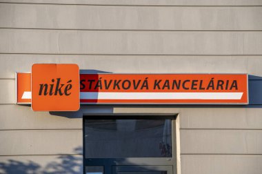 Nova Bana, Slovakya - 20 Mayıs 2025: Nova Bana 'daki Nike dükkanı. Slovakya 'daki Nike bahis şirketi..
