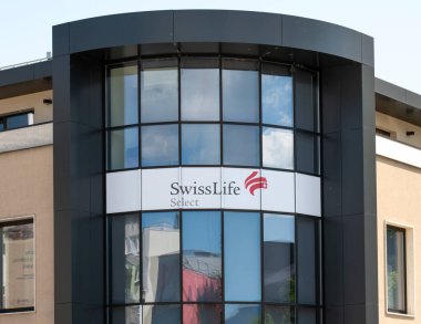 Banska Bystrica, Slovakya - 1 Mayıs 2025: İsviçre Yaşam Seçme kolu. Swiss Life Select, sigorta, yatırım ve gayrimenkul alanlarında danışmanlık sunan bir mali danışmanlık şirketidir..