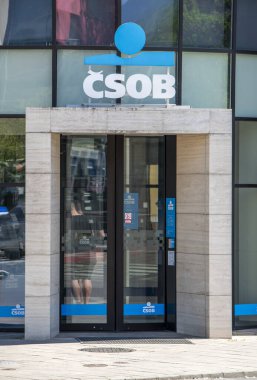 Banska Bystrica, Slovakya - 1 Mayıs 2025: CSOB banka şubesi. Ceskoslovenska obchodna banka, A.s. Çek Cumhuriyeti 'nde faaliyet gösteren en büyük ticari bankalardan biridir..
