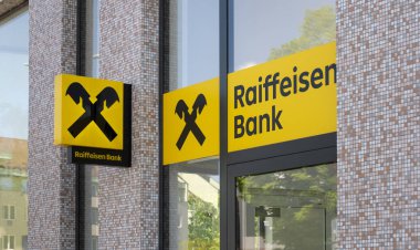 Banska Bystrica, Slovakya - 1 Mayıs 2025: Banska Bystrica 'daki Raiffeisen banka şubesinin sarı bayrağı. Slovakya.