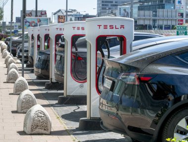 Bratislava, Slovakya - 10 Mayıs 2025: Tesla şarj istasyonu. Tesla Superchargers Aupark AVM 'nin ana girişinin hemen dışında yer alıyor..