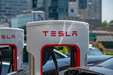 Bratislava, Slovakya - 10 Mayıs 2025: Tesla şarj istasyonu. Tesla Superchargers Aupark AVM 'nin ana girişinin hemen dışında yer alıyor..