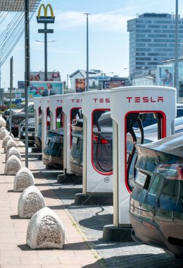 Bratislava, Slovakya - 10 Mayıs 2025: Tesla şarj istasyonu. Tesla Superchargers Aupark AVM 'nin ana girişinin hemen dışında yer alıyor..