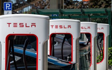 Bratislava, Slovakya - 10 Mayıs 2025: Tesla şarj istasyonu. Tesla Superchargers Aupark AVM 'nin ana girişinin hemen dışında yer alıyor..