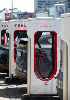 Bratislava, Slovakya - 10 Mayıs 2025: Tesla şarj istasyonu. Tesla Superchargers Aupark AVM 'nin ana girişinin hemen dışında yer alıyor..