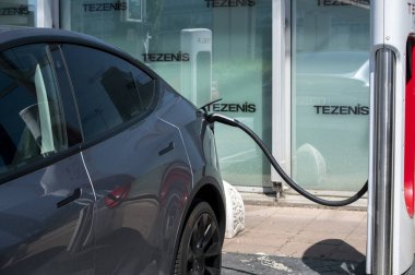 Bratislava, Slovakya - 10 Mayıs 2025: Tesla şarj istasyonu. Tesla Superchargers Aupark AVM 'nin ana girişinin hemen dışında yer alıyor..