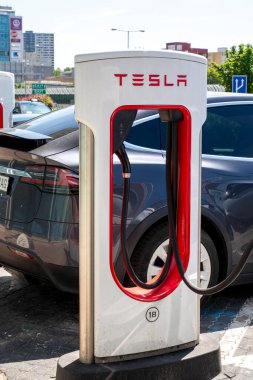 Bratislava, Slovakya - 10 Mayıs 2025: Tesla şarj istasyonu. Tesla Superchargers Aupark AVM 'nin ana girişinin hemen dışında yer alıyor..
