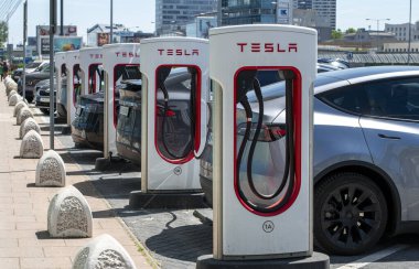 Bratislava, Slovakya - 10 Mayıs 2025: Tesla şarj istasyonu. Tesla Superchargers Aupark AVM 'nin ana girişinin hemen dışında yer alıyor..
