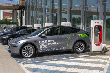Bratislava, Slovakya - 10 Mayıs 2025: Tesla şarj istasyonu. Tesla Superchargers Aupark AVM 'nin ana girişinin hemen dışında yer alıyor..