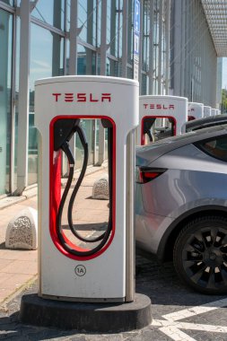 Bratislava, Slovakya - 10 Mayıs 2025: Tesla şarj istasyonu. Tesla Superchargers Aupark AVM 'nin ana girişinin hemen dışında yer alıyor..