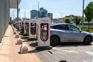 Bratislava, Slovakya - 10 Mayıs 2025: Tesla şarj istasyonu. Tesla Superchargers Aupark AVM 'nin ana girişinin hemen dışında yer alıyor..