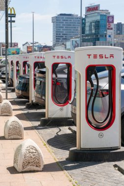 Bratislava, Slovakya - 10 Mayıs 2025: Tesla şarj istasyonu. Tesla Superchargers Aupark AVM 'nin ana girişinin hemen dışında yer alıyor..