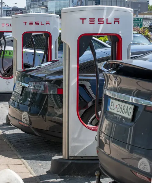 Bratislava, Slovakya - 10 Mayıs 2025: Tesla şarj istasyonu. Tesla Superchargers Aupark AVM 'nin ana girişinin hemen dışında yer alıyor..