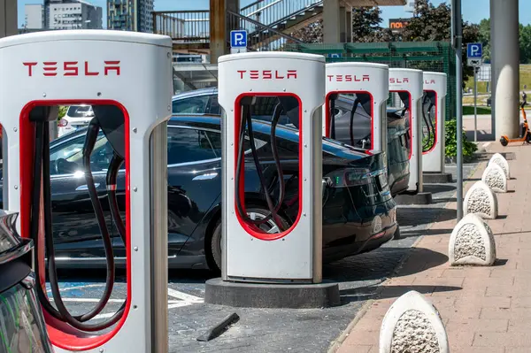 Bratislava, Slovakya - 10 Mayıs 2025: Tesla şarj istasyonu. Tesla Superchargers Aupark AVM 'nin ana girişinin hemen dışında yer alıyor..