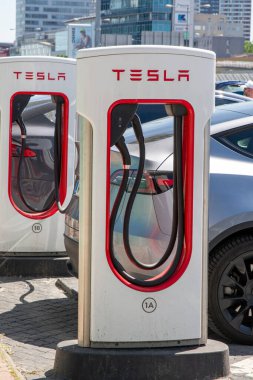 Bratislava, Slovakya - 10 Mayıs 2025: Tesla şarj istasyonu. Tesla Superchargers Aupark AVM 'nin ana girişinin hemen dışında yer alıyor..