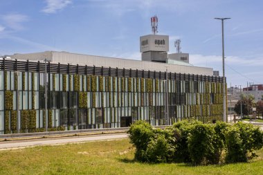 Bratislava, Slovakya - 10 Mayıs 2025 Aupark Alışveriş Merkezi. Aupark, Slovakya 'nın Bratislava eyaletinin Petrzalka ilçesinde bir alışveriş merkezidir..