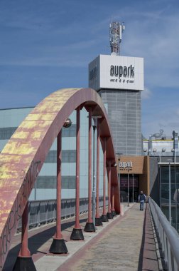 Bratislava, Slovakya - 10 Mayıs 2025 Aupark Alışveriş Merkezi. Aupark, Slovakya 'nın Bratislava eyaletinin Petrzalka ilçesinde bir alışveriş merkezidir..