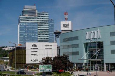 Bratislava, Slovakya - 10 Mayıs 2025 Aupark Alışveriş Merkezi. Aupark, Slovakya 'nın Bratislava eyaletinin Petrzalka ilçesinde bir alışveriş merkezidir..