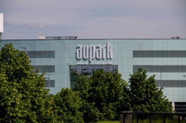 Bratislava, Slovakya - 10 Mayıs 2025 Aupark Alışveriş Merkezi. Aupark, Slovakya 'nın Bratislava eyaletinin Petrzalka ilçesinde bir alışveriş merkezidir..