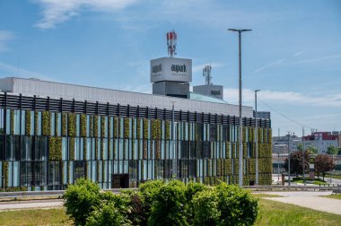 Bratislava, Slovakya - 10 Mayıs 2025 Aupark Alışveriş Merkezi. Aupark, Slovakya 'nın Bratislava eyaletinin Petrzalka ilçesinde bir alışveriş merkezidir..
