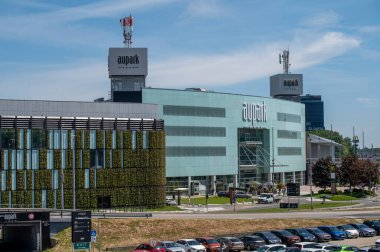 Bratislava, Slovakya - 10 Mayıs 2025 Aupark Alışveriş Merkezi. Aupark, Slovakya 'nın Bratislava eyaletinin Petrzalka ilçesinde bir alışveriş merkezidir..