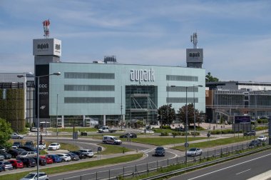 Bratislava, Slovakya - 10 Mayıs 2025 Aupark Alışveriş Merkezi. Aupark, Slovakya 'nın Bratislava eyaletinin Petrzalka ilçesinde bir alışveriş merkezidir..