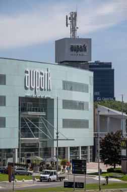 Bratislava, Slovakya - 10 Mayıs 2025 Aupark Alışveriş Merkezi. Aupark, Slovakya 'nın Bratislava eyaletinin Petrzalka ilçesinde bir alışveriş merkezidir..