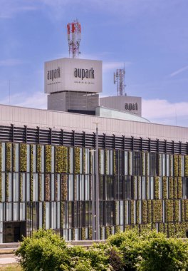 Bratislava, Slovakya - 10 Mayıs 2025 Aupark Alışveriş Merkezi. Aupark, Slovakya 'nın Bratislava eyaletinin Petrzalka ilçesinde bir alışveriş merkezidir..