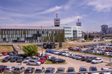 Bratislava, Slovakya - 10 Mayıs 2025 Aupark Alışveriş Merkezi. Aupark, Slovakya 'nın Bratislava eyaletinin Petrzalka ilçesinde bir alışveriş merkezidir..