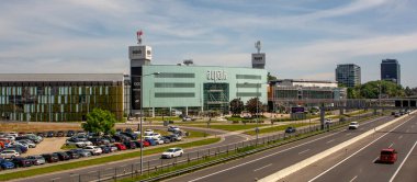 Bratislava, Slovakya - 10 Mayıs 2025 Aupark Alışveriş Merkezi. Aupark, Slovakya 'nın Bratislava eyaletinin Petrzalka ilçesinde bir alışveriş merkezidir..
