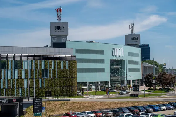Bratislava, Slovakya - 10 Mayıs 2025 Aupark Alışveriş Merkezi. Aupark, Slovakya 'nın Bratislava eyaletinin Petrzalka ilçesinde bir alışveriş merkezidir..