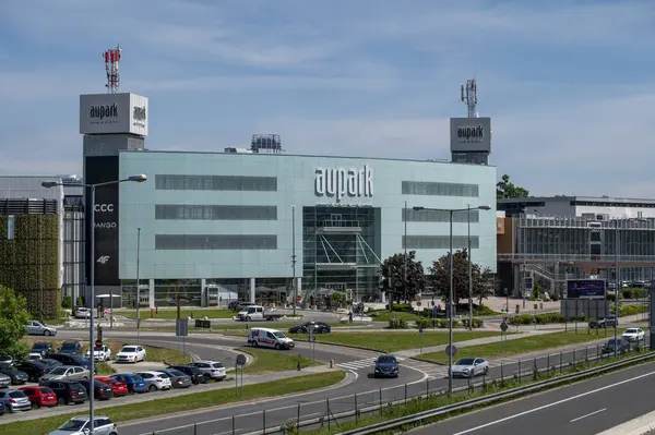 Bratislava, Slovakya - 10 Mayıs 2025 Aupark Alışveriş Merkezi. Aupark, Slovakya 'nın Bratislava eyaletinin Petrzalka ilçesinde bir alışveriş merkezidir..
