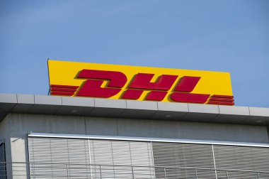 Bratislava, Slovakya - 10 Mayıs 2025: Binada DHL işareti. DHL lojistik sektörünün küresel lideridir..